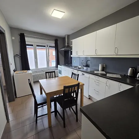 Bel-etage Cosy 2 Proche Charleroi-airport 아파트 *