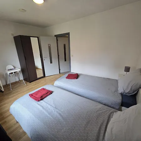 Bel-etage Cosy 2 Proche Charleroi-airport 아파트 *